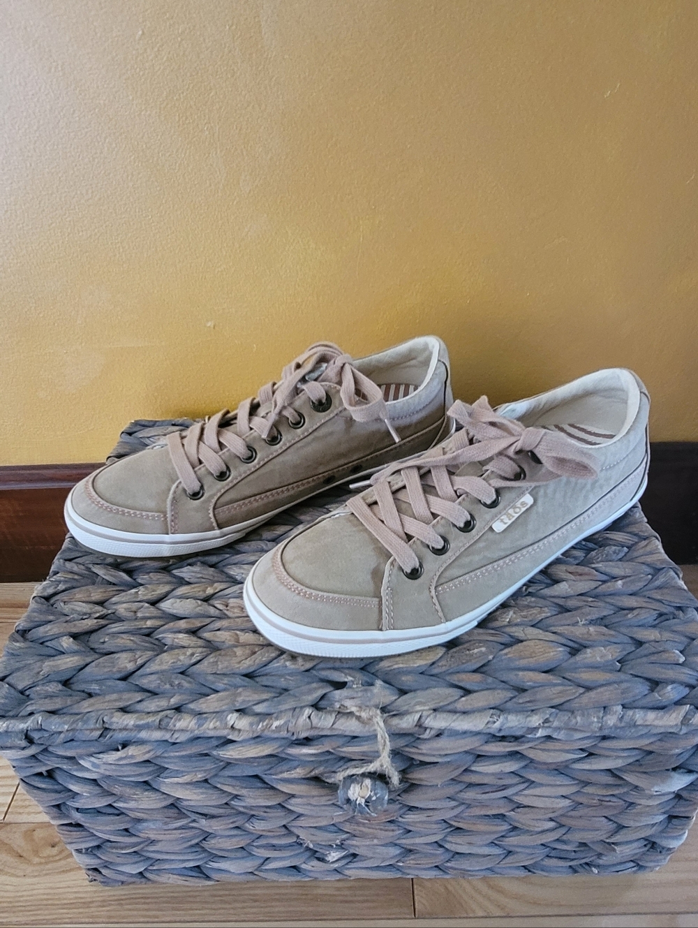 Taos Sz 7 Casual Beige Suede Lace-Up Sneakers - Picture 2 of 9
